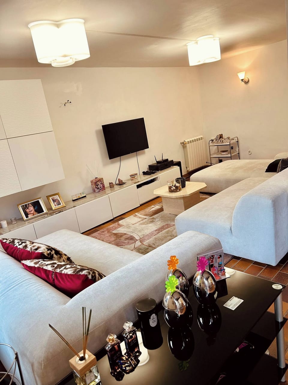 House, 3 Bedrooms | Living room | Books
