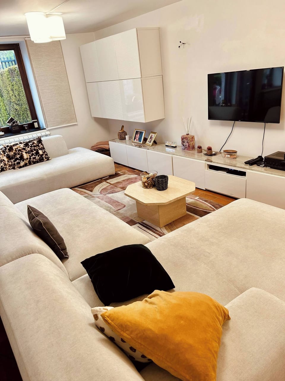 House, 3 Bedrooms | Living room | Books