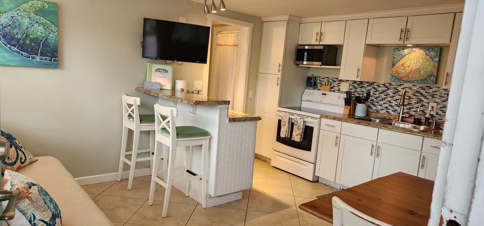 Bungalow, 1 Queen Bed with Sofa bed, Pets Allowed, Garden View | Private kitchen | Fridge, microwave, oven, stovetop