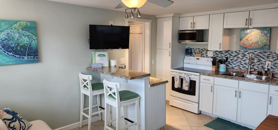 Bungalow, 1 Queen Bed with Sofa bed, Pets Allowed, Garden View | Private kitchen | Fridge, microwave, oven, stovetop