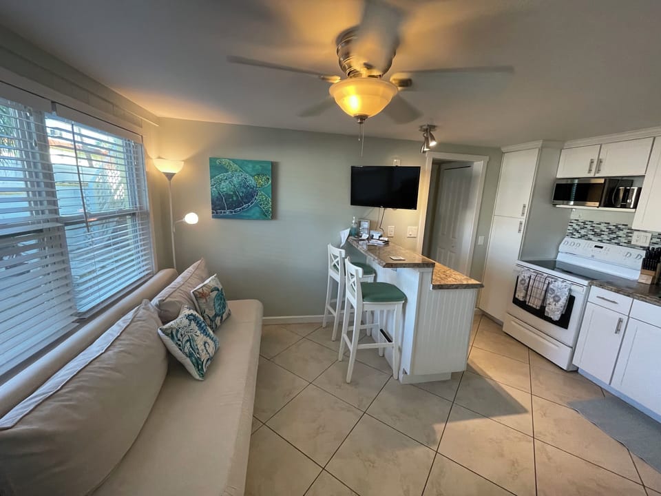 Bungalow, 1 Queen Bed with Sofa bed, Pets Allowed, Garden View | Living area