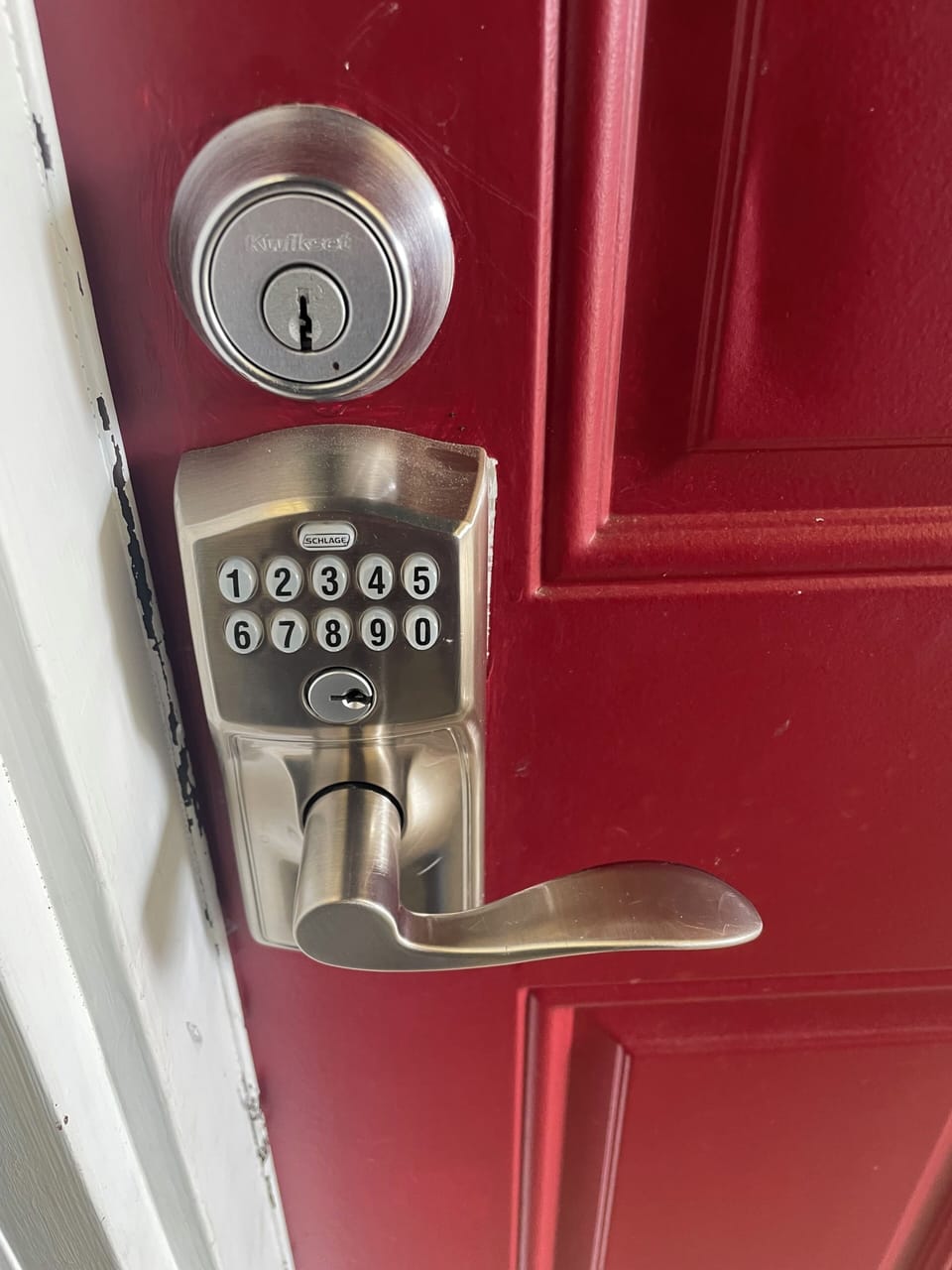 Code lock. Laundry available on request; please notify host in a