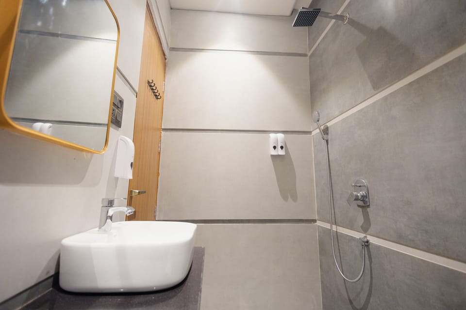 Deluxe Room, City View | Bathroom | Shower, free toiletries, towels, soap