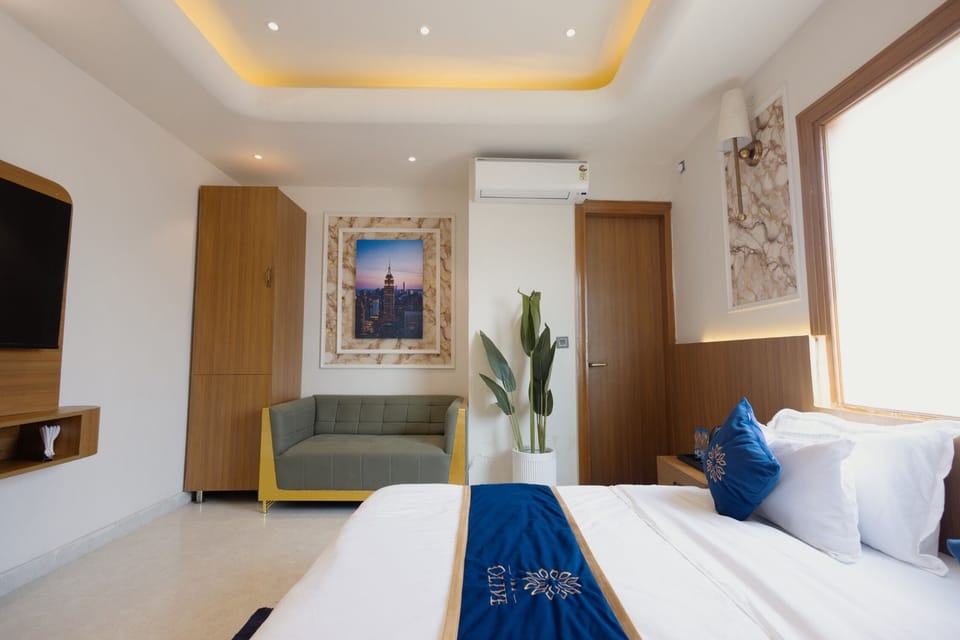Royal Room | Desk, free WiFi