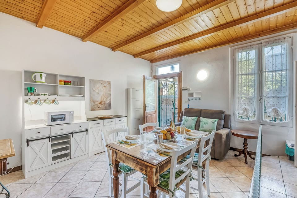 Standard Apartment, 1 Bedroom, Microwave (Butterfly Apartment) | Dining