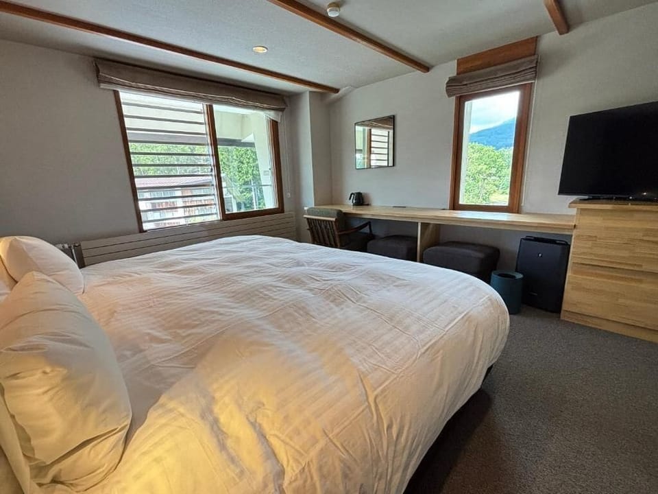 Standard Double Room, 1 King Bed | In-room safe, desk, blackout drapes, free WiFi