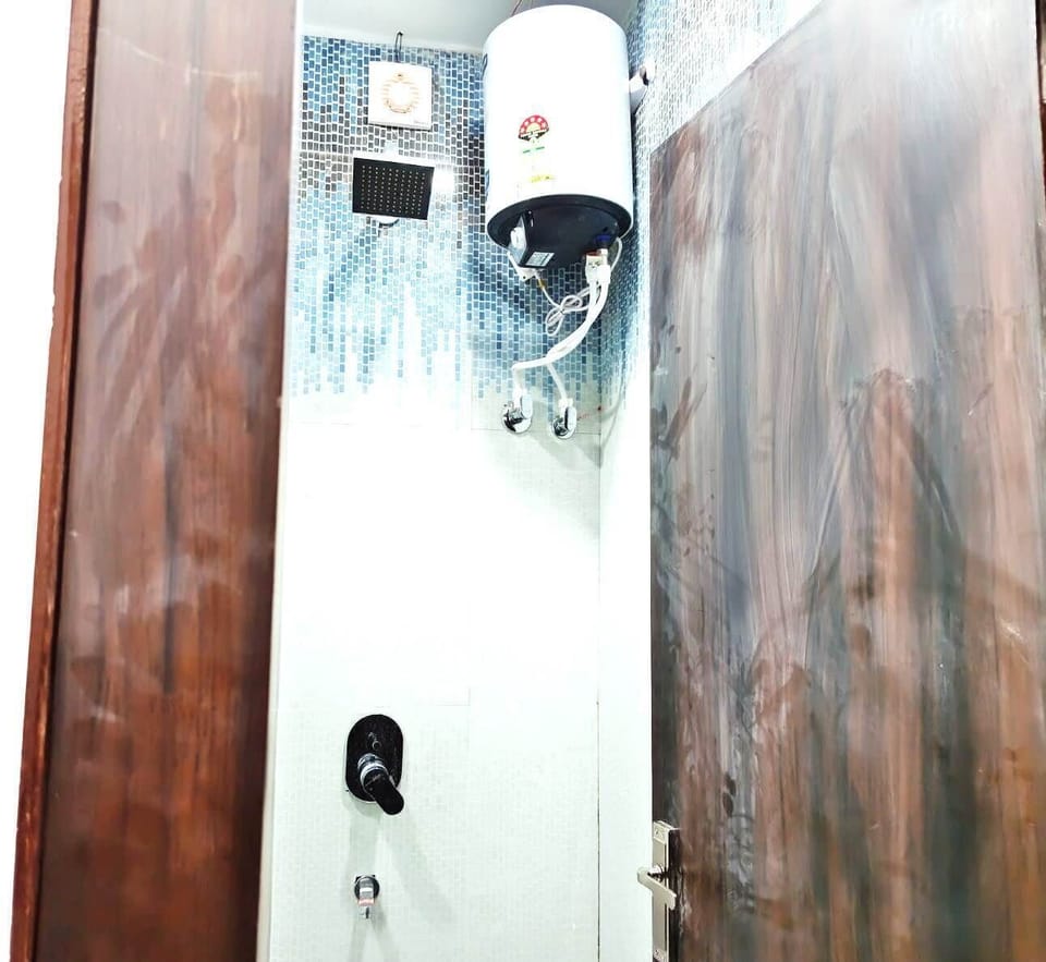 Luxury Double Room, City View | Bathroom | Shower, free toiletries, towels, soap