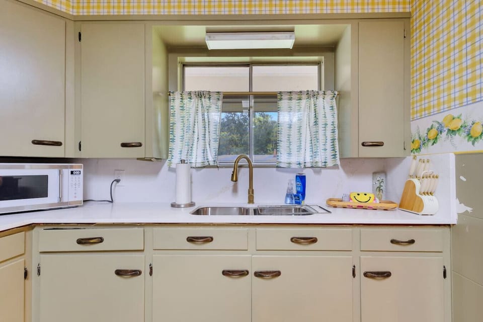 cute kitchen area over the sink