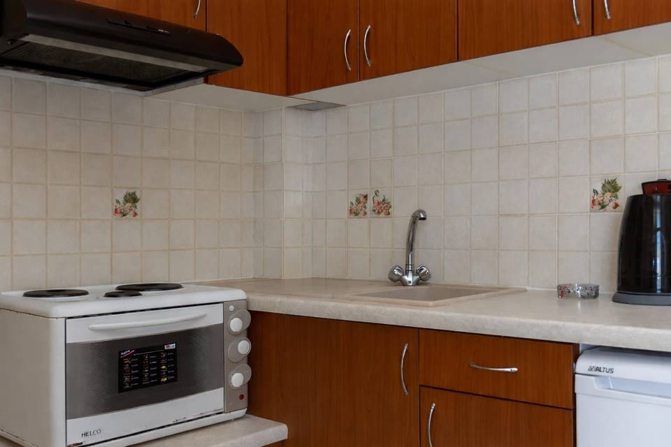 Fully equipped kitchenette for easy, everyday meals.