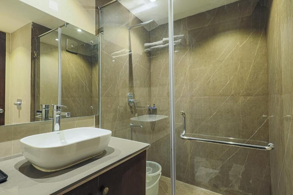 Shower, free toiletries, hair dryer, bidet