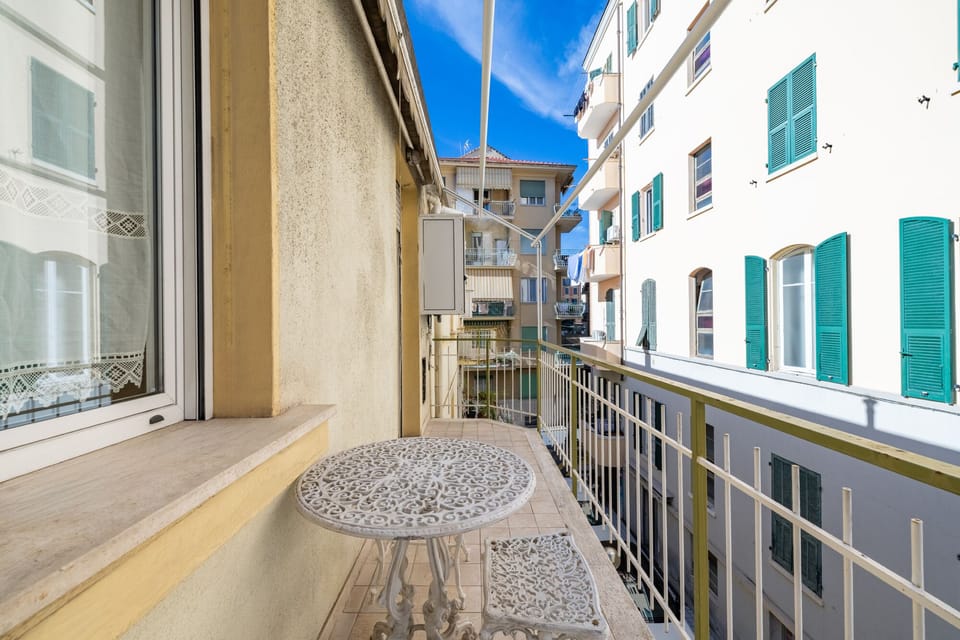 Basic Apartment | Outdoor dining