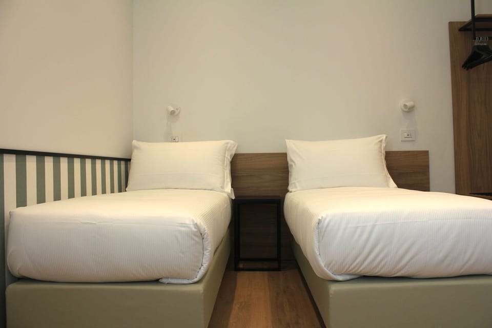 Classic Double or Twin Room | In-room safe, desk, laptop workspace, soundproofing