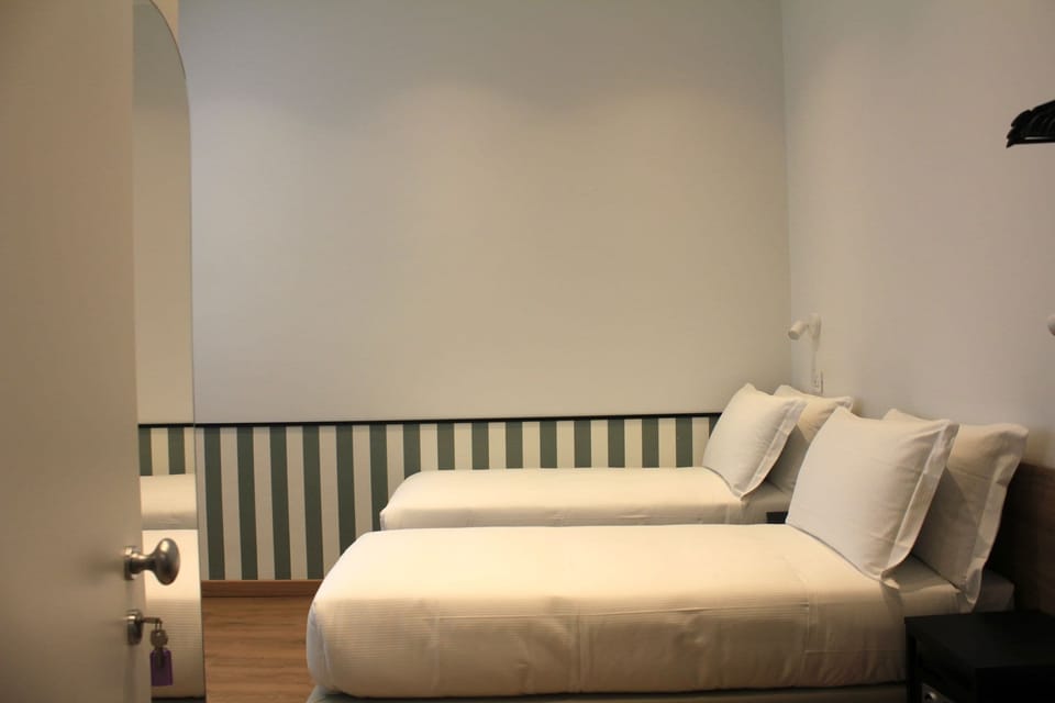 Classic Double or Twin Room | In-room safe, desk, laptop workspace, soundproofing