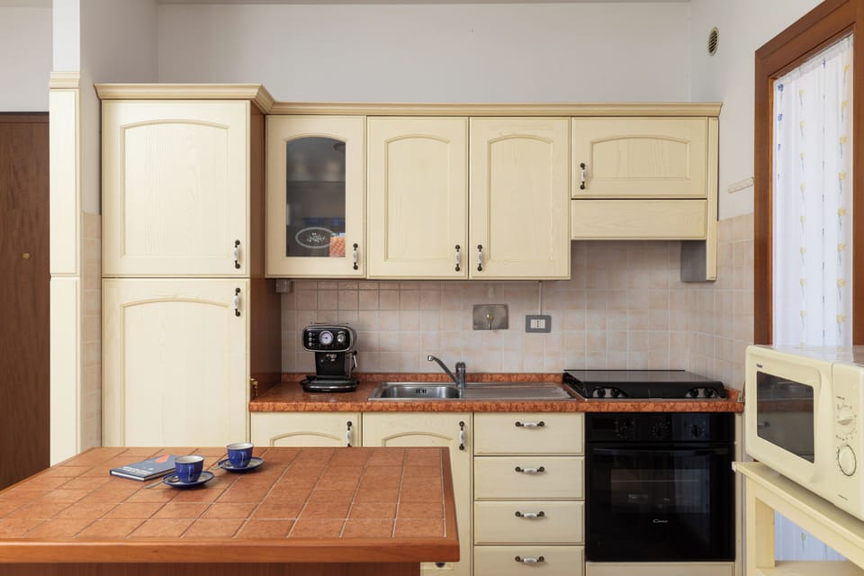 Apartment, 2 Bedrooms | Private kitchen | Stovetop, cookware/dishes/utensils