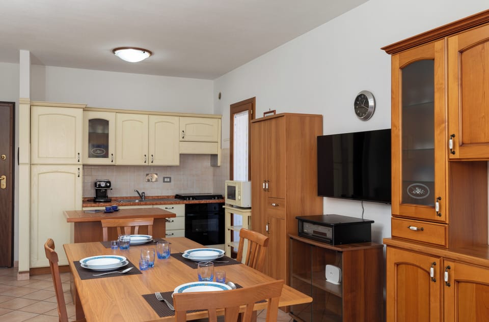 Apartment, 2 Bedrooms | Private kitchen | Stovetop, cookware/dishes/utensils