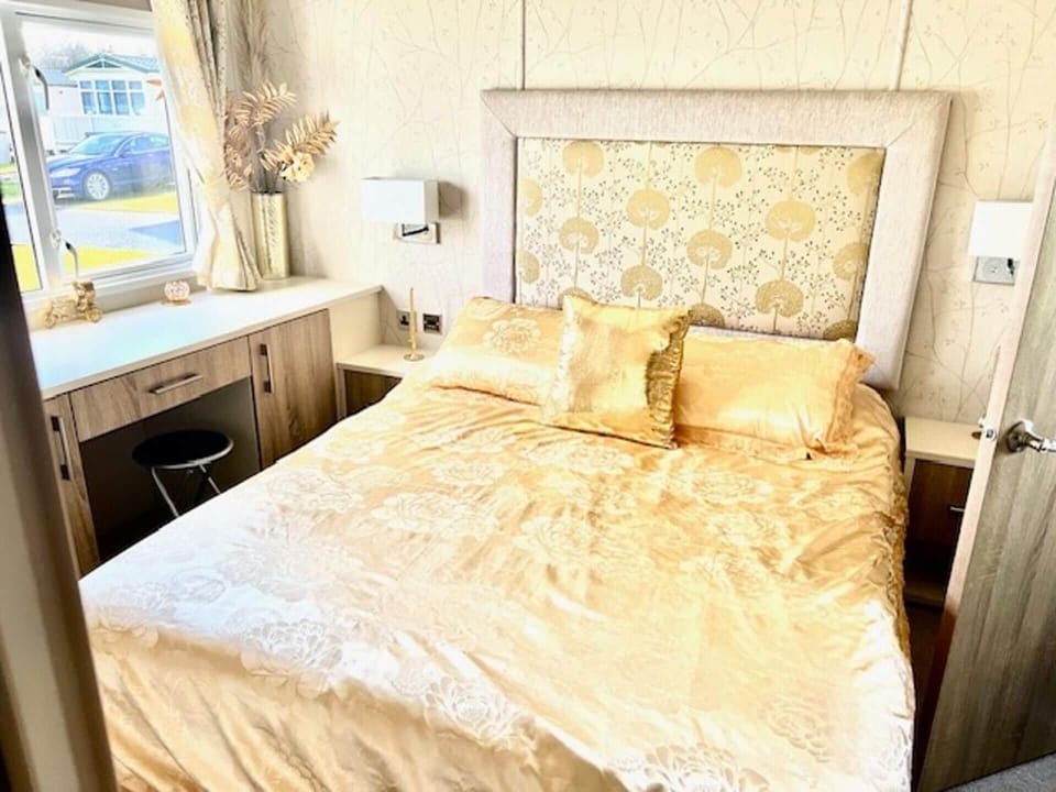 Cabin Sleeps 5 - Pets, Patio, Pool, Peaceful Place Cabin in Scotland
