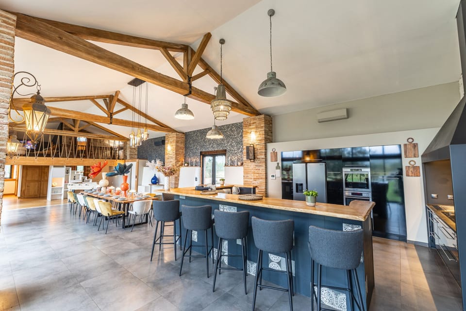 Central wing - Fully equipped kitchen and dining room with table football