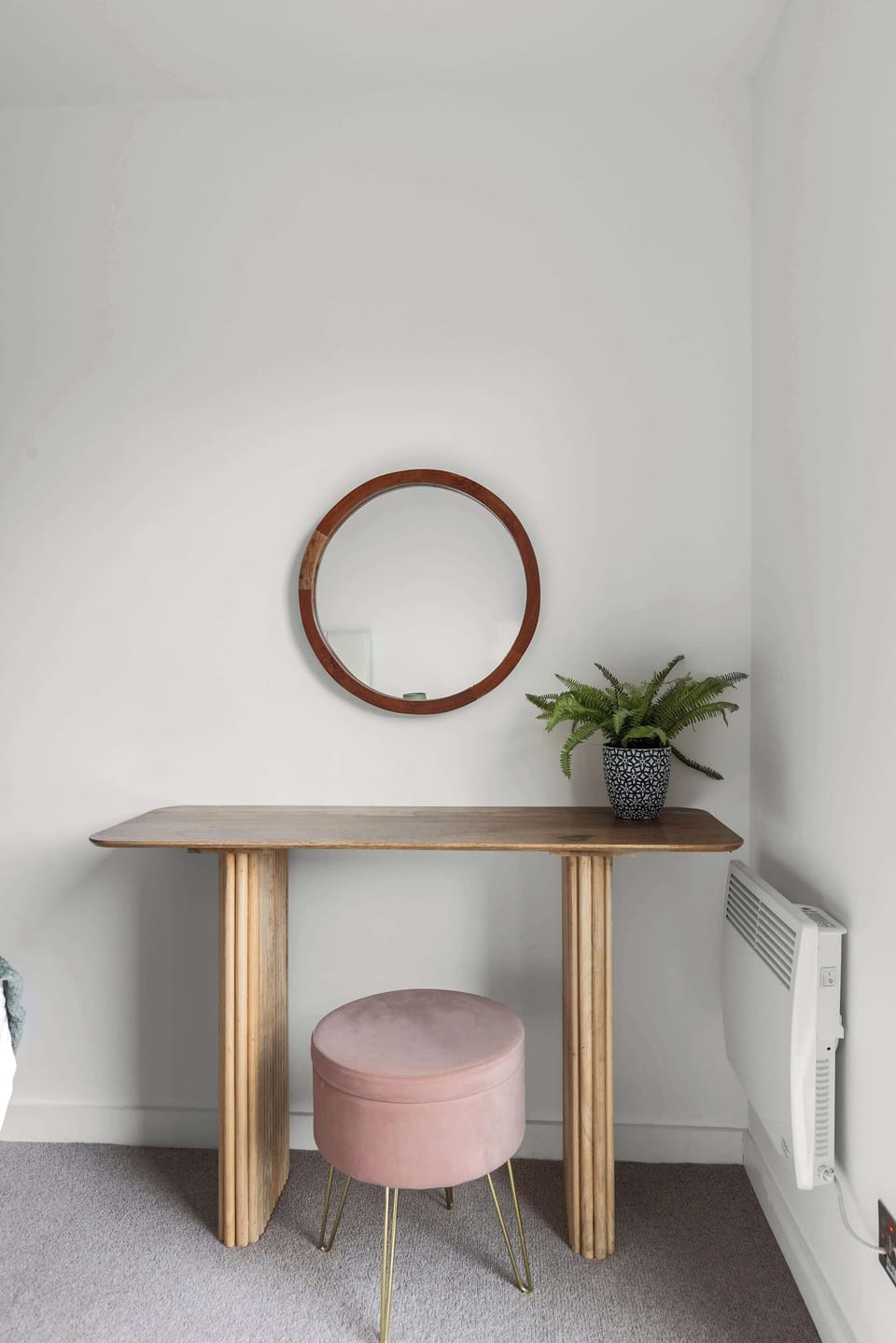 Bedroom 1 w/ super king-sized bed