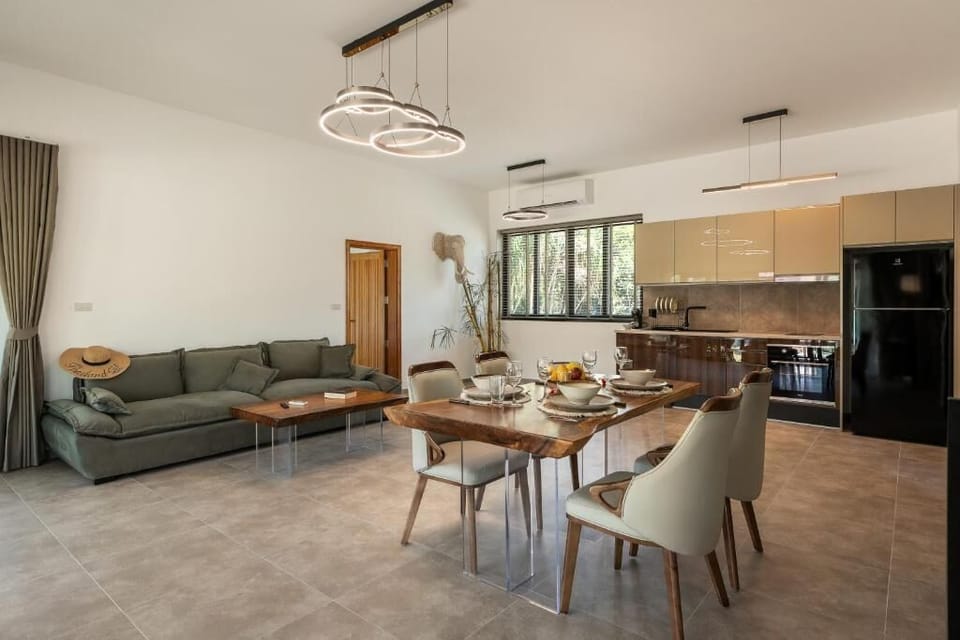 Deluxe Villa, Balcony, Garden View | Dining
