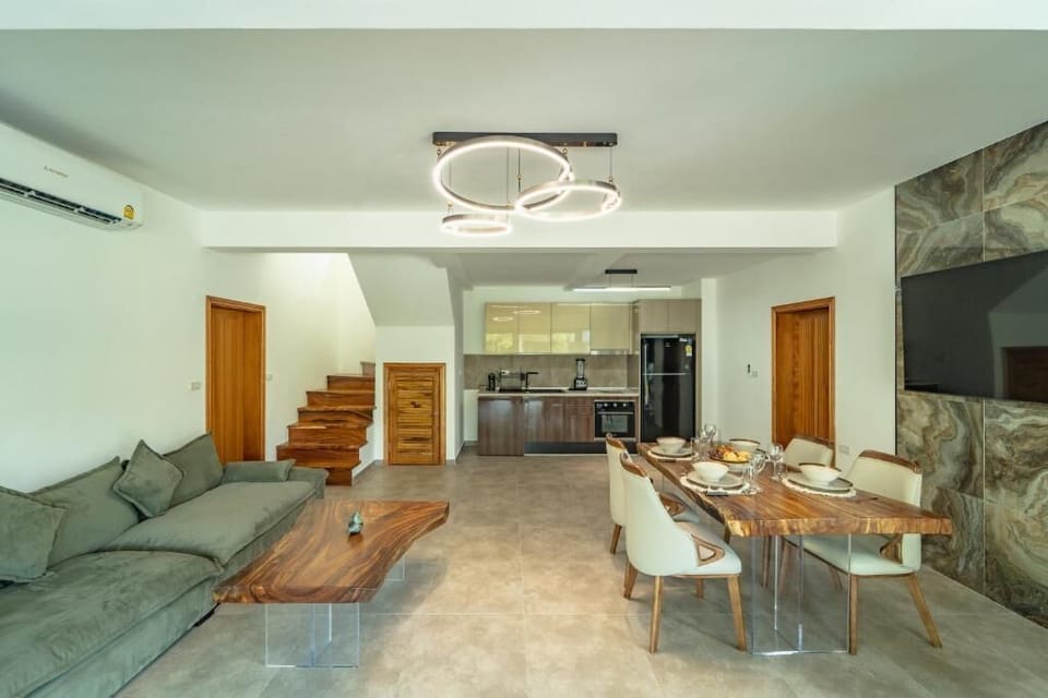 Superior Villa, Balcony, Garden View | Living area