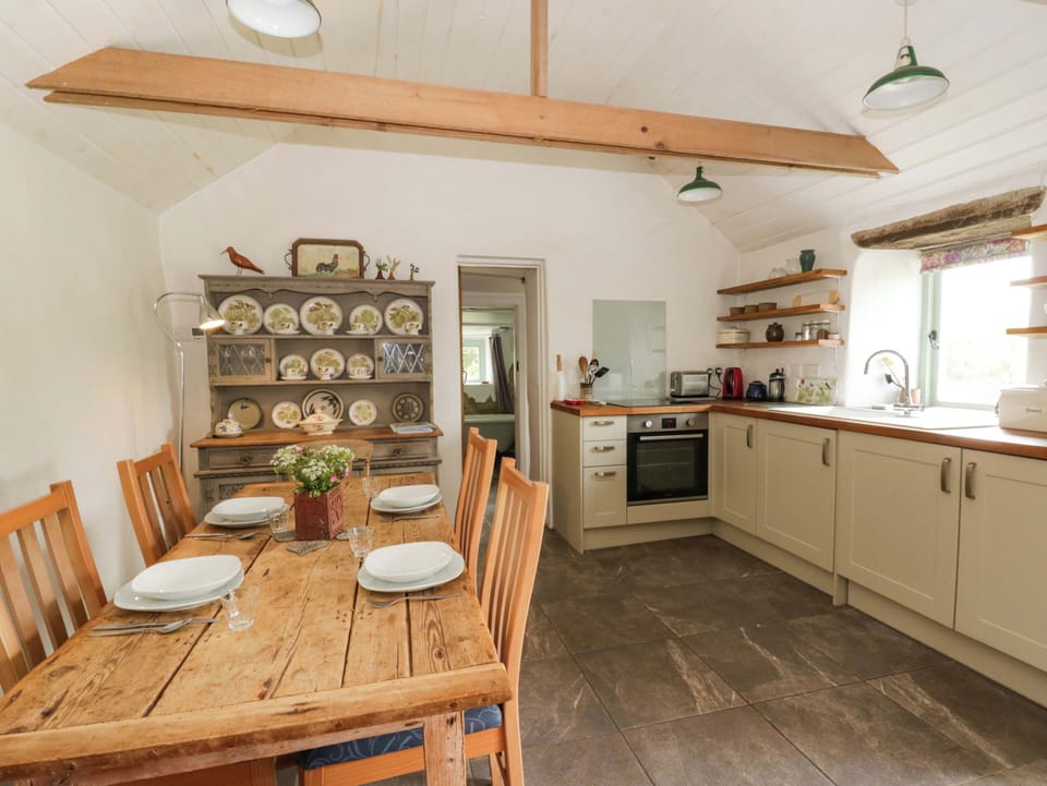 Cottage | Dining