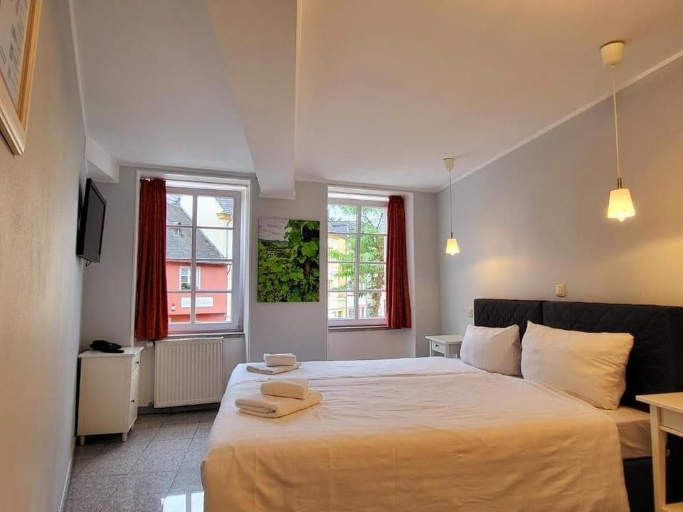Standard Double Room | Laptop workspace, free WiFi
