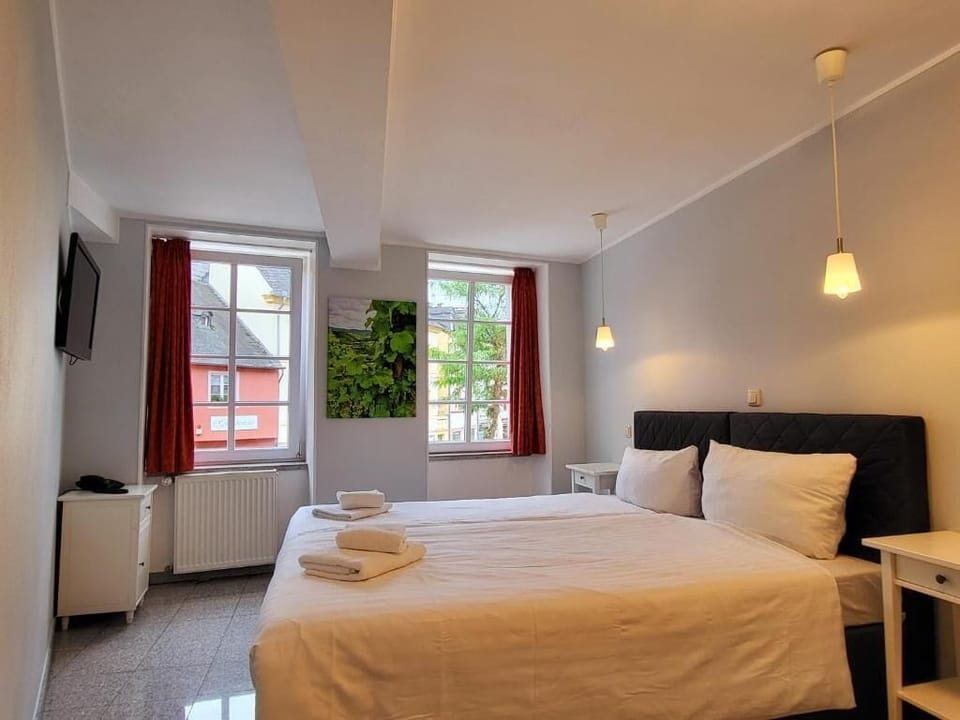 Standard Double Room | Laptop workspace, free WiFi