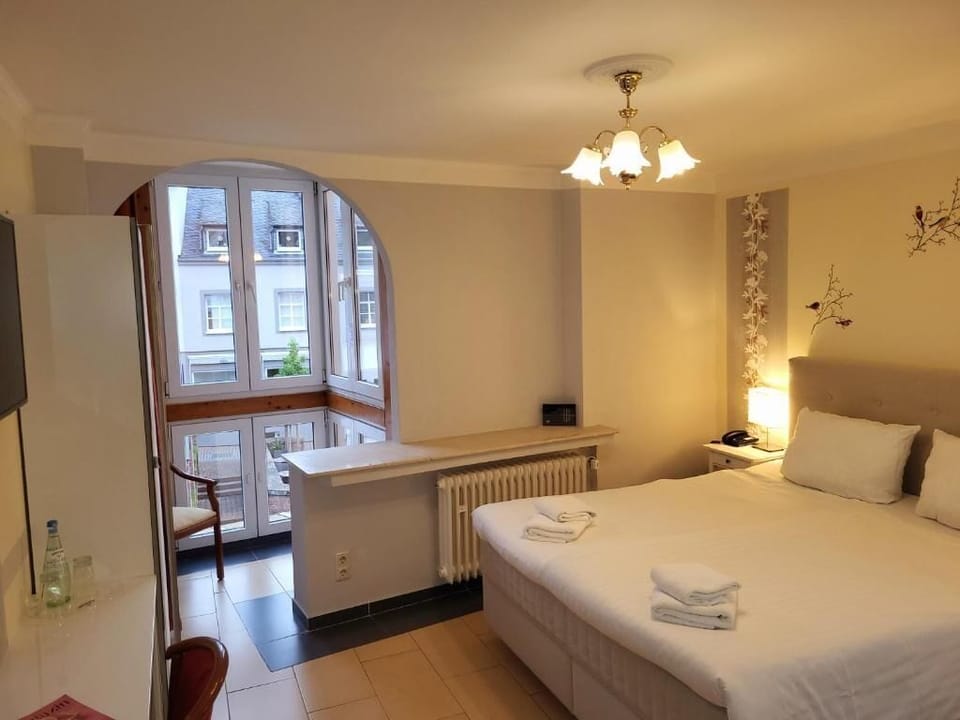 Standard Double Room | Laptop workspace, free WiFi