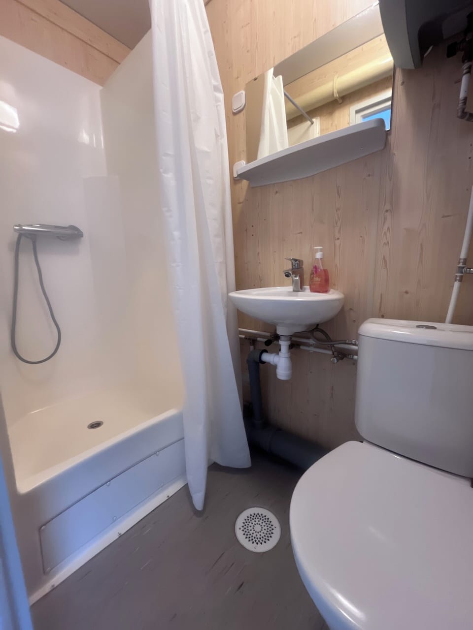 Deluxe Apartment | Bathroom | Shower, towels, toilet paper