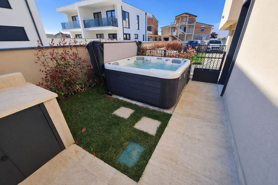 Apartment, 2 Bedrooms, Patio, Garden View | Outdoor spa tub