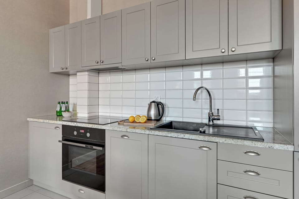Standard Studio Suite | Private kitchen | Fridge, stovetop, dishwasher, cookware/dishes/utensils