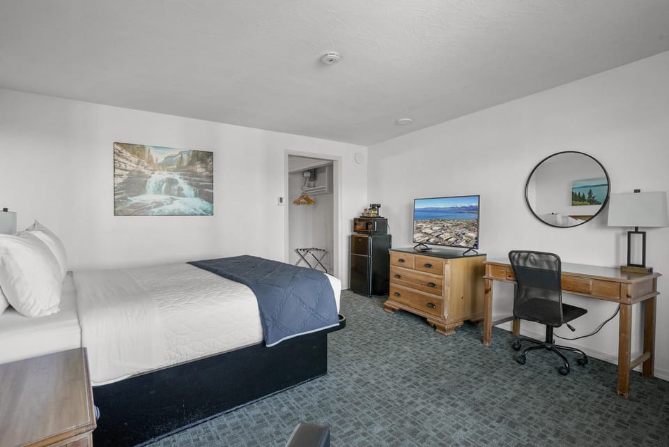 Premium Room, 1 Queen Bed, Lake View image 6