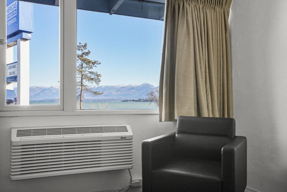 Premium Room, 1 Queen Bed, Lake View image 3