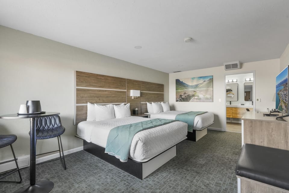 2 Queen Beds, Partial Lake View image 6