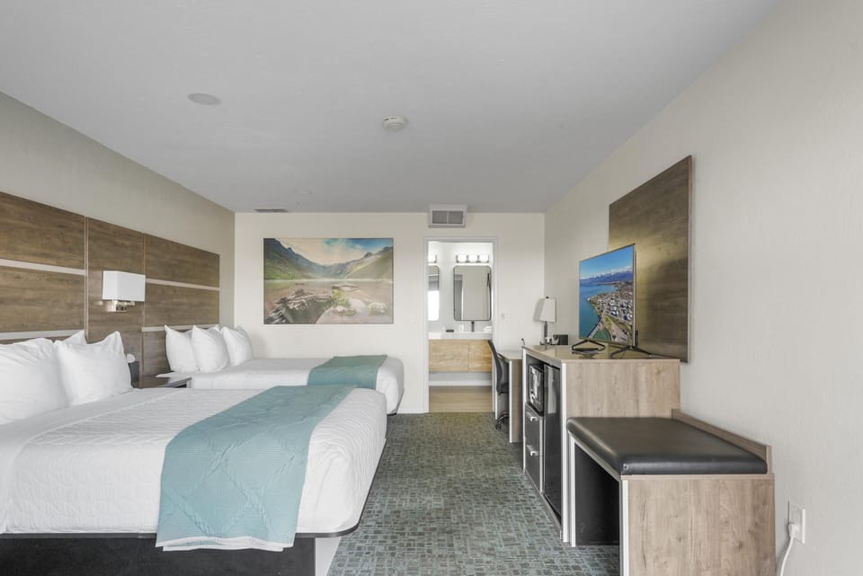 2 Queen Beds, Partial Lake View image 5