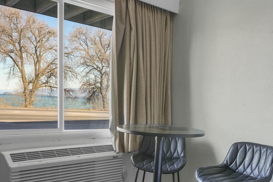 2 Queen Beds, Partial Lake View image 4
