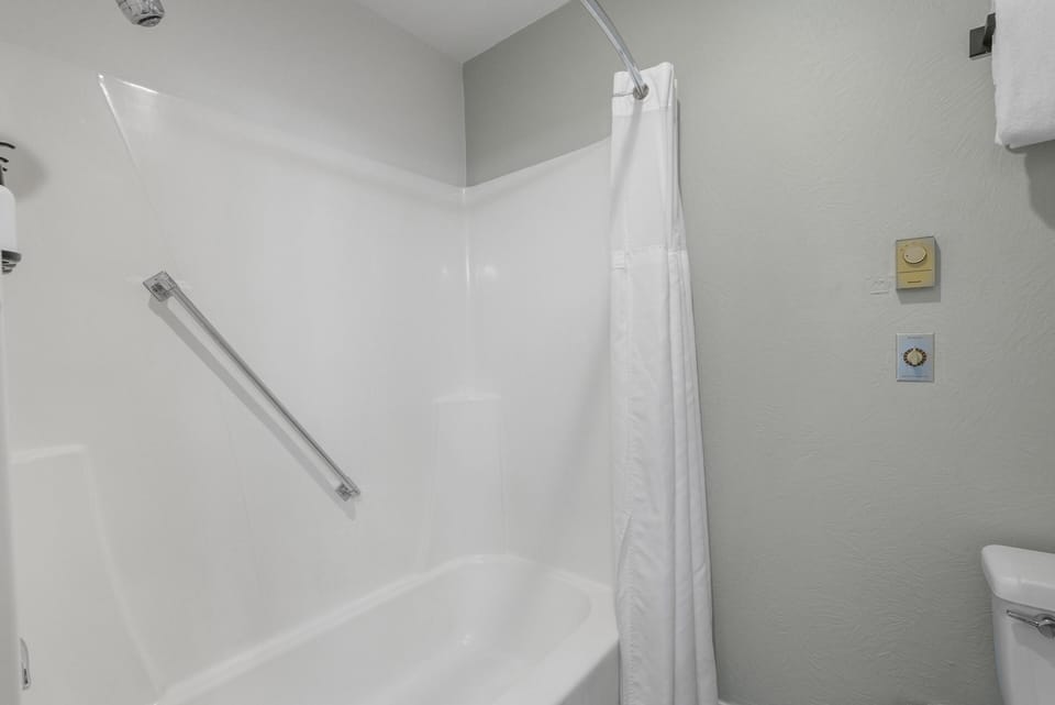 2 Queen Beds, Partial Lake View image 3