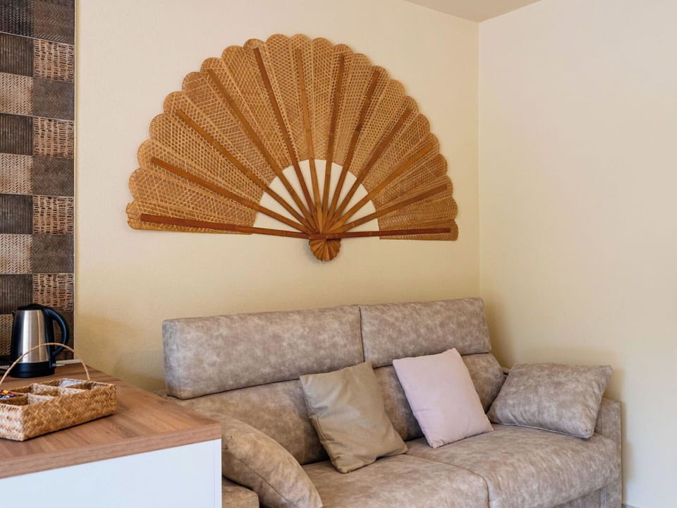 Interior Design, Hand Fan, Natural Material, Picture Frame, Living Room, Lamp, Pillow, Houseplant, Lampshade