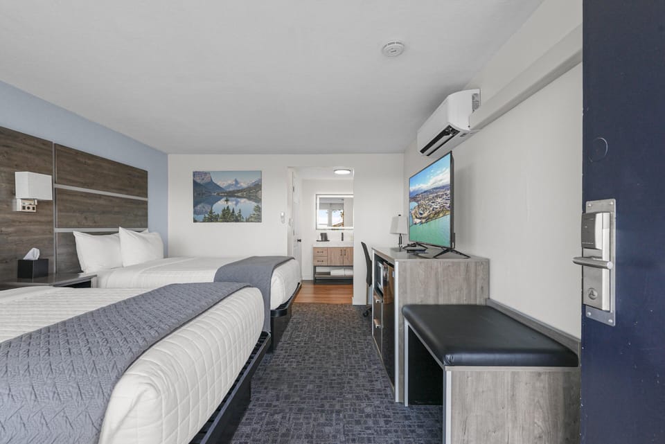 2 Double Beds, Partial Lake View image 4
