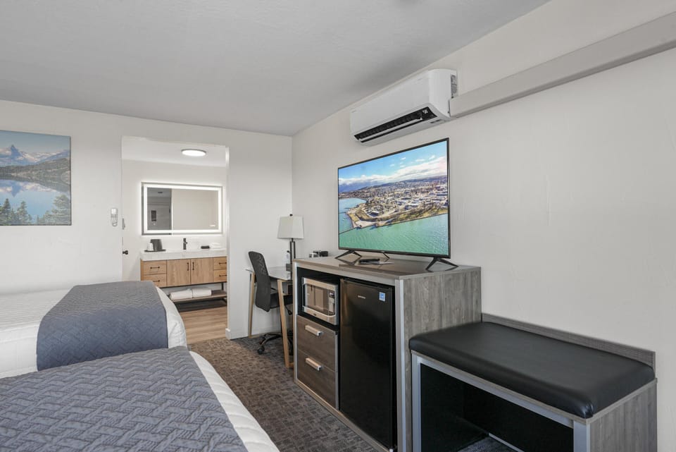 2 Double Beds, Partial Lake View image 6