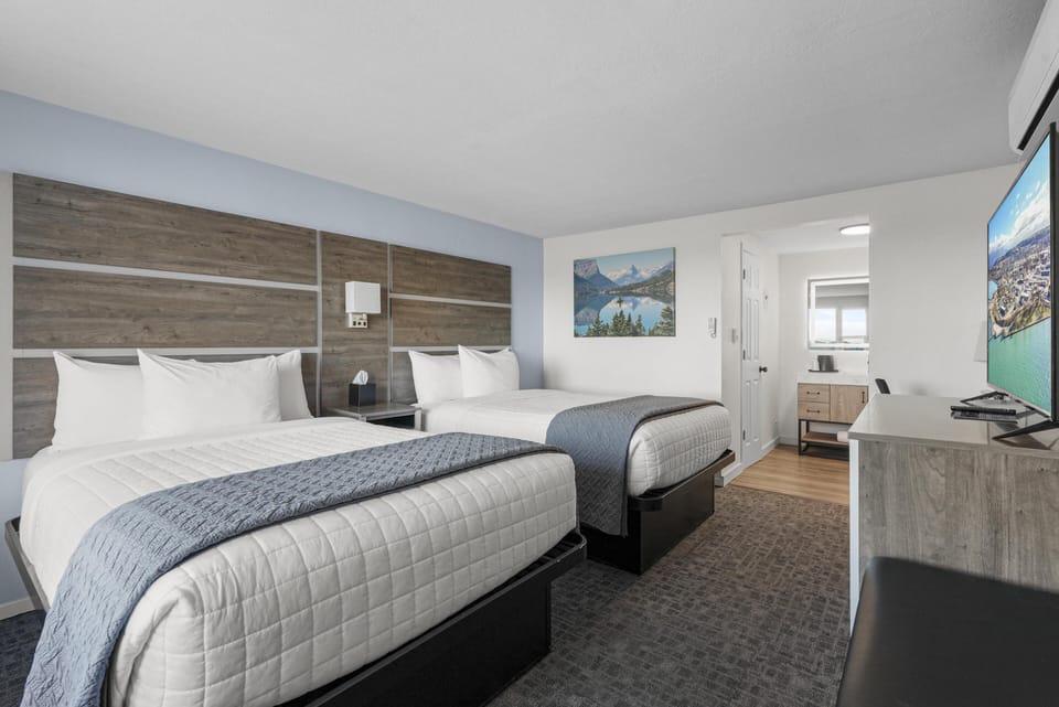 2 Double Beds, Partial Lake View image 5