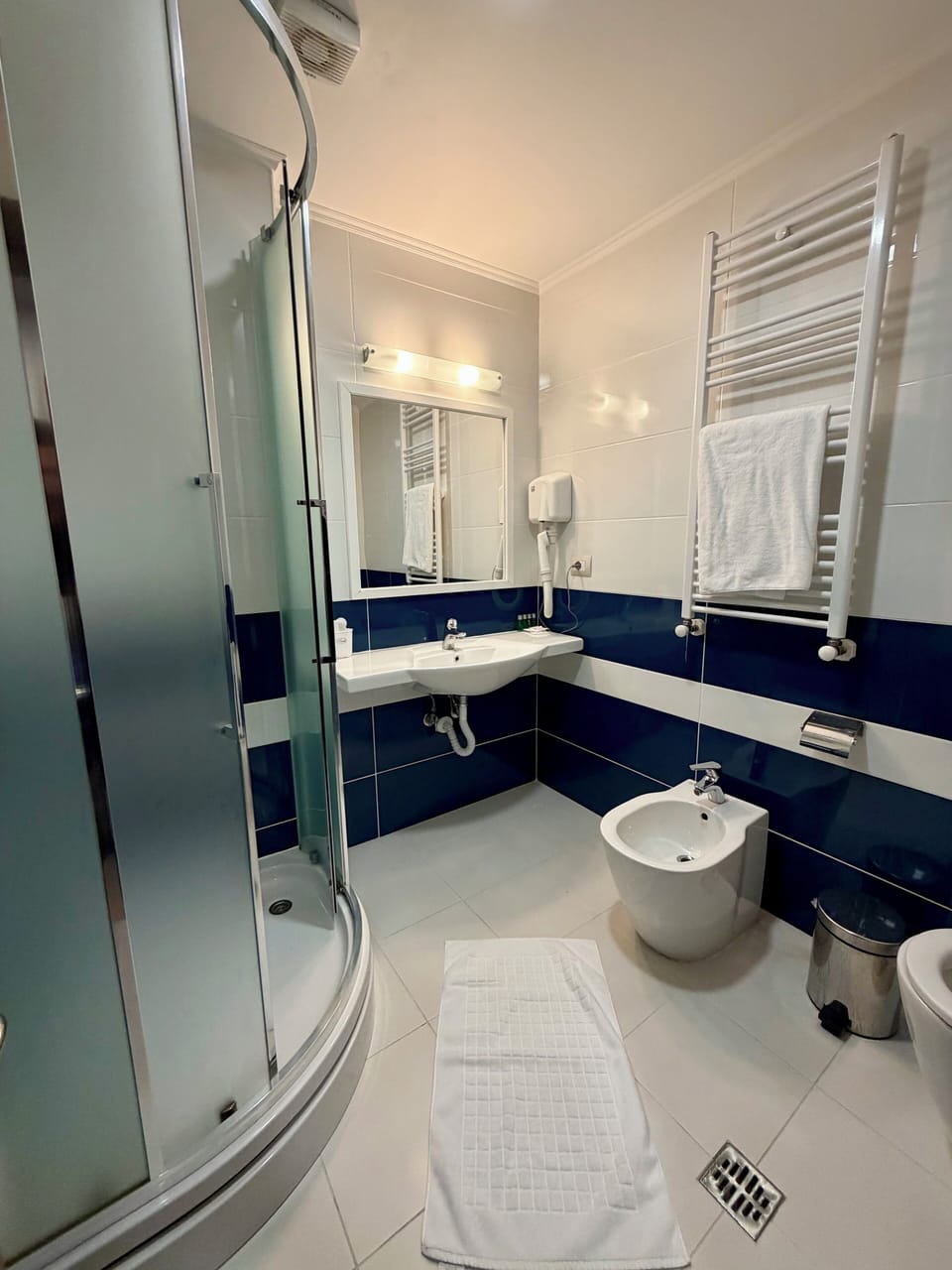 Deluxe Double Room, Balcony, Lake View | Bathroom | Free toiletries, hair dryer, slippers, towels