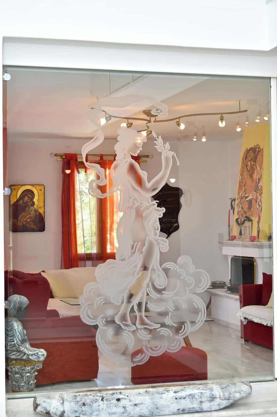 Artistic Interior Glass Decoration in the Living Area