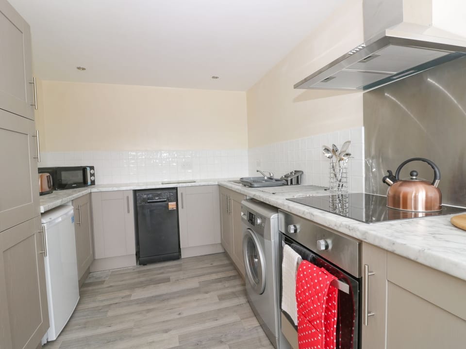 Fridge, microwave, dishwasher, cookware/dishes/utensils
