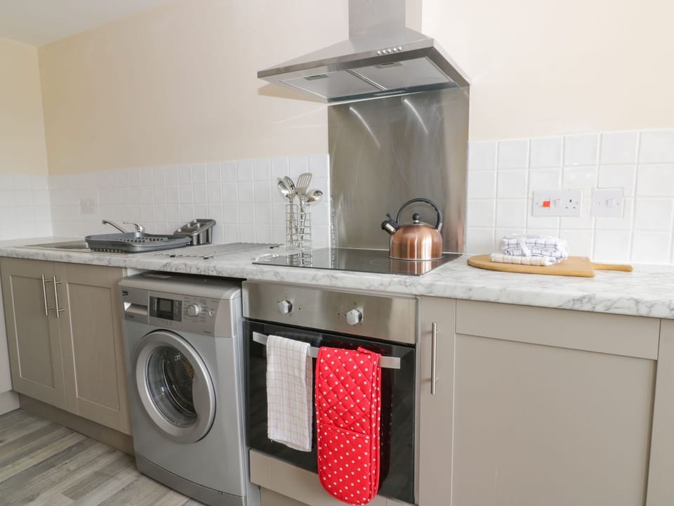 Fridge, microwave, dishwasher, cookware/dishes/utensils