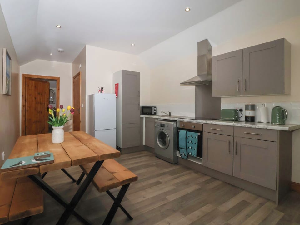 Cottage | Private kitchen | Fridge, microwave, cookware/dishes/utensils