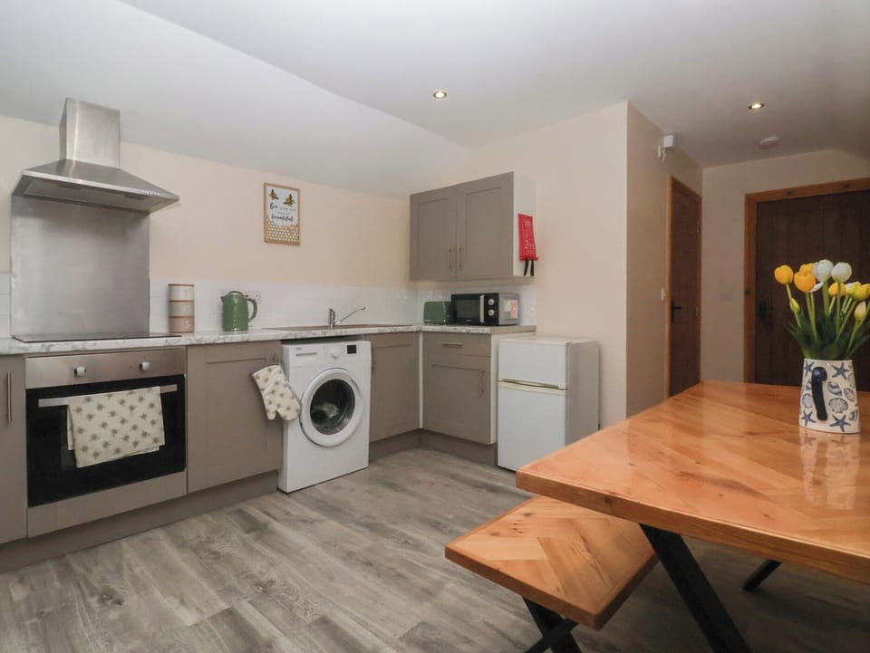 Cottage | Private kitchen | Fridge, cookware/dishes/utensils