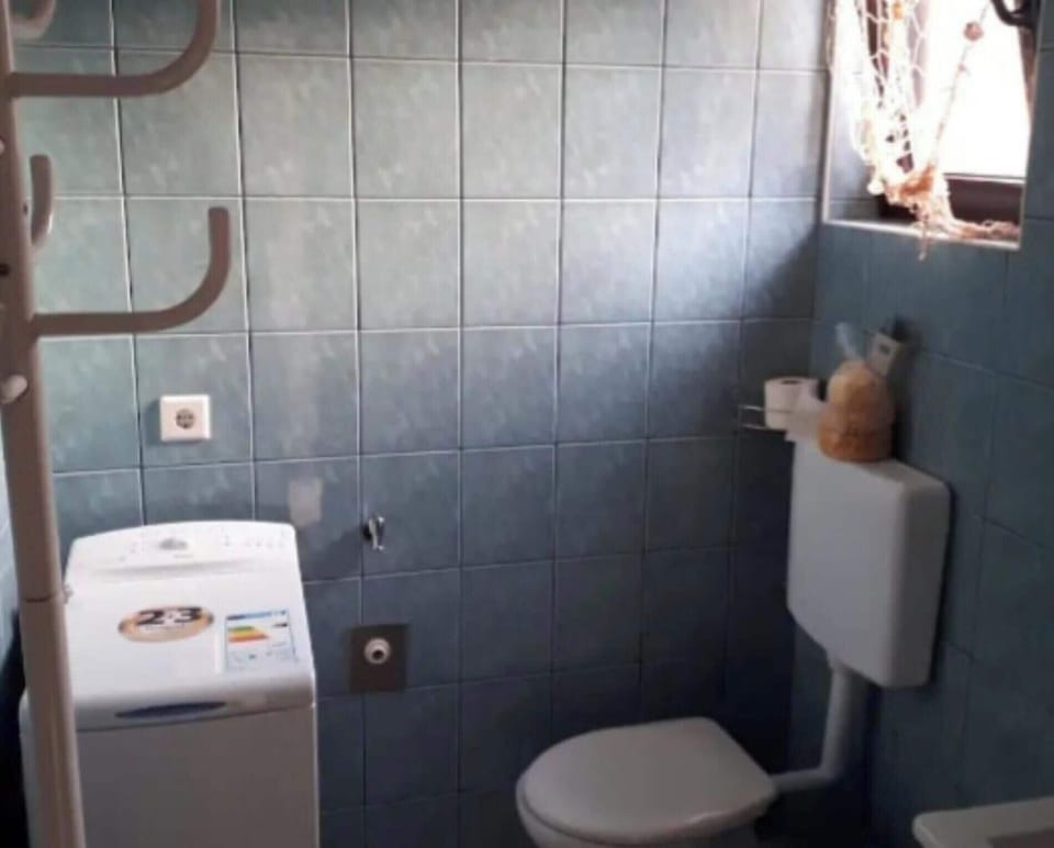 Apartment (TwoBedroom Apartment with Sea View) | Bathroom | Shower, towels
