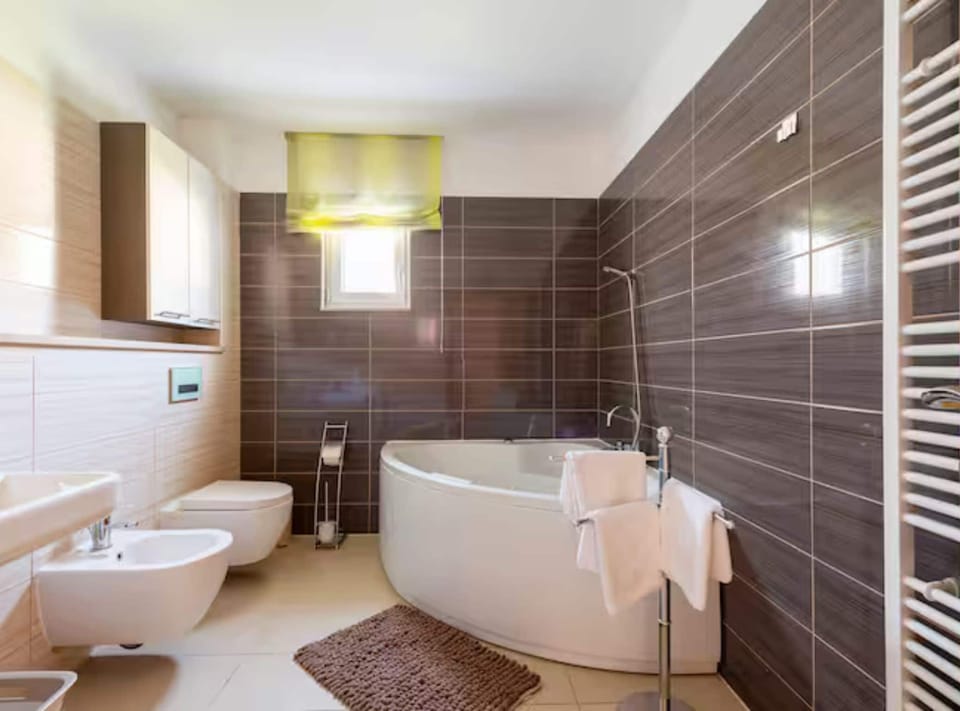 Villa (Six Bedroom Villa with Outdoor Pool, ) | Bathroom | Shower, towels