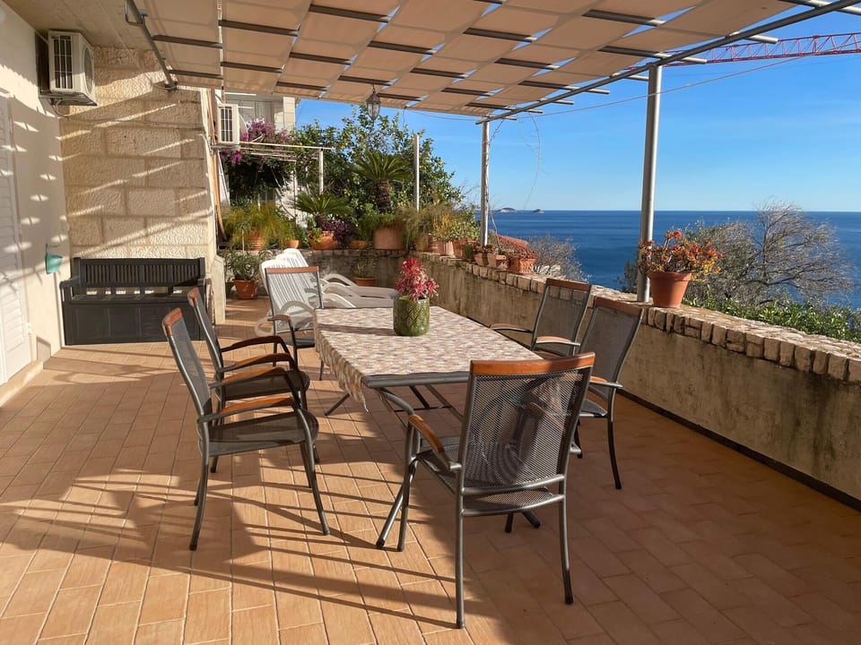 Apartment (Three Bedroom Apartment with Sea View) | Terrace/patio